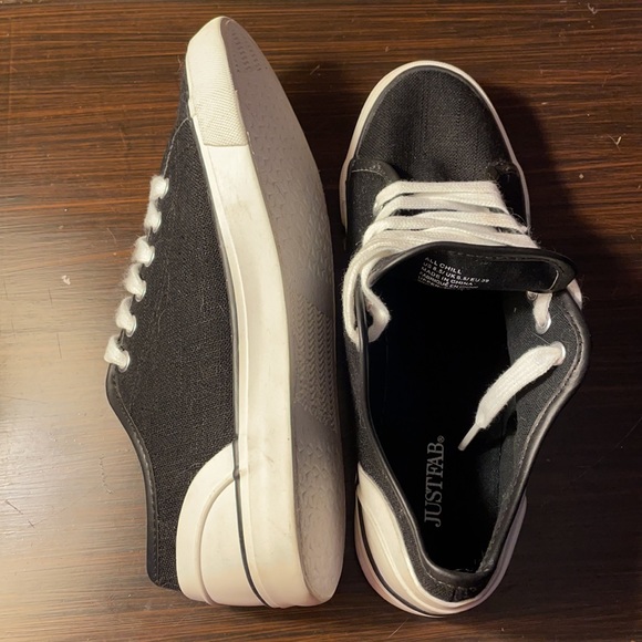 Never worn Black Canvas sneakers - size 8.5 - Picture 3 of 3